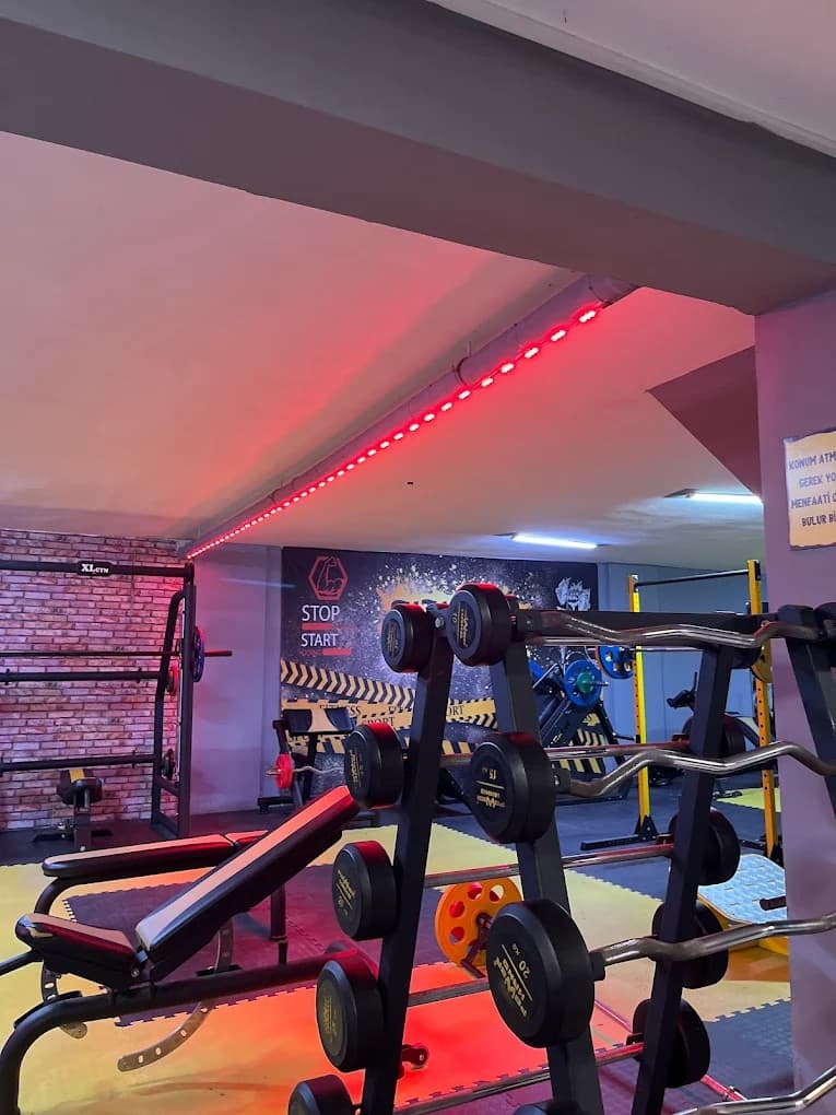 E&S GYM Kepez spor salonu iç mekan ağırlık alanı